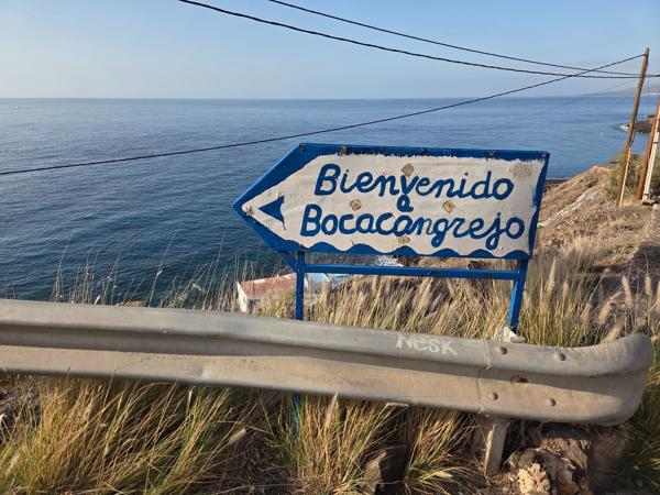 Entrada simbólica a un pueblo con alma marinera Cartel de bienvenida pintado a mano en Bocacangrejo
