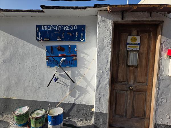 Arte popular con crítica social en Bocacangrejo Composición con cañas y mensaje 'Esto mata'