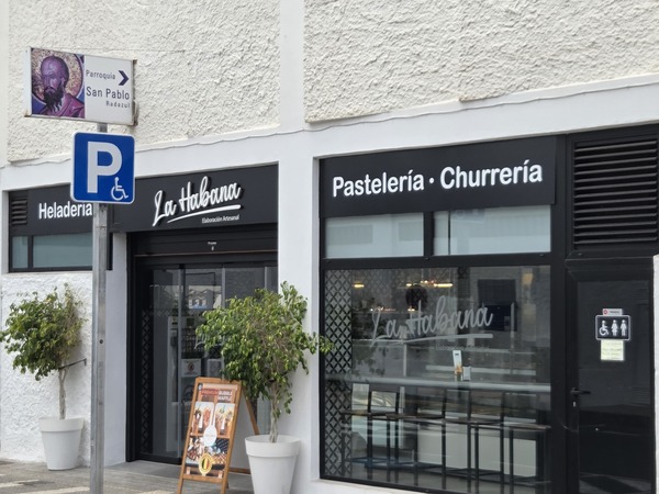 Entrada a la Heladería y Pastelería La Habana