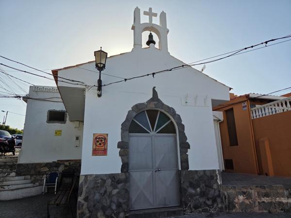 Espiritualidad presente en cada rincón de Bocacangrejo Capilla blanca entre las casas del pueblo