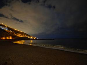 Vista nocturna de la costa de la Nea