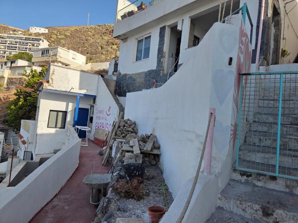 Frases que reflejan la filosofía de vida local Mensaje pintado: 'Sonríe, estás en el paraíso'